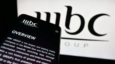 Stuttgart, Almanya - 11-29-2023: İş logosu önünde Suudi Arabistan medya şirketi MBC Group 'un web sitesi ile cep telefonu. Telefon ekranının sol üst kısmına odaklan.