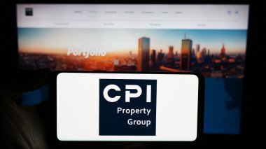 Stuttgart, Almanya - 11-29-2023: Emlak şirketi CPI Property Group 'un (CPIPG) logosunun bulunduğu cep telefonu sahibi şirket web sitesi önünde. Telefon ekranına odaklan.