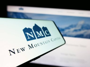 Stuttgart, Almanya - 11-29-2023: Amerikan yatırım şirketi New Mountain Capital 'in logosuna sahip akıllı telefon (NMC) işletme web sitesinin önünde. Telefon ekranının soluna odaklan.