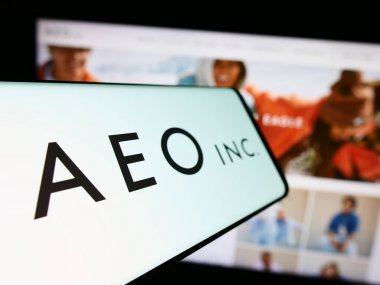 Stuttgart, Almanya - 11-30-2023: İnternet sitesi önünde Amerikan Eagle Outfitters Inc. (AEO) adlı perakende satış şirketinin logosuna sahip cep telefonu. Telefon ekranının merkez soluna odaklan.