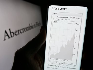 Stuttgart, Almanya - 11-30-2023: ABD 'li giyim perakende şirketi Abercrombie and Fitch Co' nun web sayfası ile akıllı telefon sahibi kişi logonun önünde. Telefon ekranının merkezine odaklan.