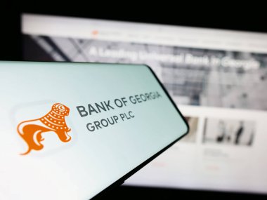 Stuttgart, Almanya - 12-02-2023: Gürcistan Group 'un finans hizmetleri şirketi Bank of Georgia Group plc' in logosunun yer aldığı akıllı telefon. Telefon ekranının soluna odaklan.