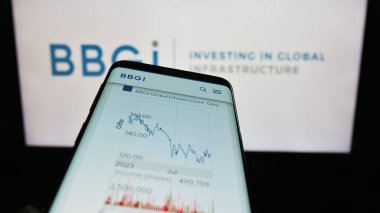 Stuttgart, Almanya - 12-02-2023: Yatırım şirketi BBGI Global Altyapı S.A. 'nın web sitesine sahip akıllı telefon iş logosu önünde. Telefon ekranının sol üst kısmına odaklan.