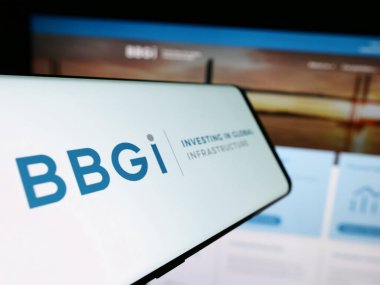 Stuttgart, Almanya - 12-02-2023: Yatırım şirketi BBGI Global Altyapı SA 'nın logosunun yer aldığı cep telefonu. Telefon ekranının merkez soluna odaklan.