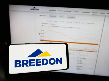 Stuttgart, Almanya - 12-05-2023: İngiliz inşaat malzemeleri şirketi Breedon Group plc 'in logosunun bulunduğu cep telefonu sahibi kişi web sayfasının önünde. Telefon ekranına odaklan.