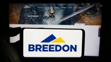 Stuttgart, Almanya - 12-05-2023: İngiliz inşaat malzemeleri şirketi Breedon Group plc 'in logosunun bulunduğu cep telefonu sahibi kişi web sayfasının önünde. Telefon ekranına odaklan.