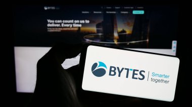 Stuttgart, Almanya - 12-05-2023: İngiliz yazılım şirketi Bytes Technology Group plc 'nin logosuna sahip akıllı telefon sahibi kişi web sitesinin önünde. Telefon ekranına odaklan.