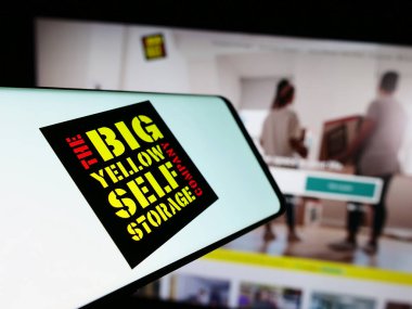 Stuttgart, Almanya - 12-05-2023: İngiliz depolama şirketi Big Yellow Group plc 'in logosunun yer aldığı cep telefonu. Telefon ekranının merkezine odaklan.