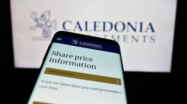 Stuttgart, Almanya - 12-06-2023: İngiliz Caledonia Investments plc şirketinin web sitesinin bulunduğu cep telefonu logosu. Telefon ekranının sol üst kısmına odaklan.