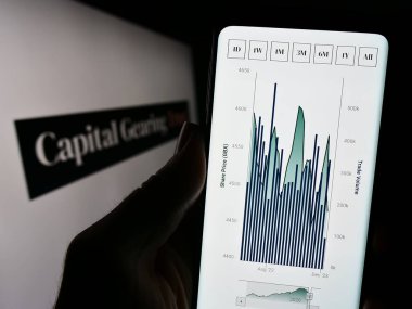 Stuttgart, Almanya - 12-06-2023: İngiliz yatırım şirketi Capital Gearing Trust plc (CGT) 'nin logolu web sitesi ile akıllı telefon sahibi kişi. Telefon ekranının merkezine odaklan.
