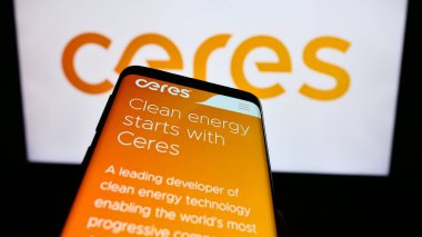 Stuttgart, Almanya - 12-06-2023: İngiliz akaryakıt cep telefonu şirketi Ceres Power Holding 'in web sitesi ile birlikte iş logosu önünde cep telefonu. Telefon ekranının sol üst kısmına odaklan.