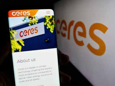 Stuttgart, Almanya - 12-06-2023: İngiliz yakıt hücre şirketi Ceres Power Holding plc 'nin web sayfası ile logo önünde cep telefonu tutan kişi. Telefon ekranının merkezine odaklan.