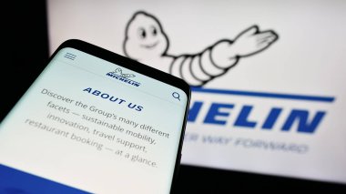 Stuttgart, Almanya - 12-07-2023: Compagnie Generale des Etablissements web siteli akıllı telefon iş logosu önünde Michelin SCA. Telefon ekranının sol üst kısmına odaklan.