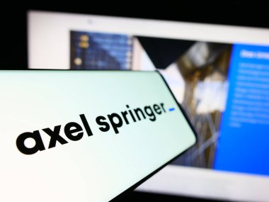 Stuttgart, Almanya - 12-07-2023: Alman kitle iletişim kuruluşu Axel Springer SE 'nin logolu akıllı telefon işletme web sitesi önünde. Telefon ekranının merkez soluna odaklan.