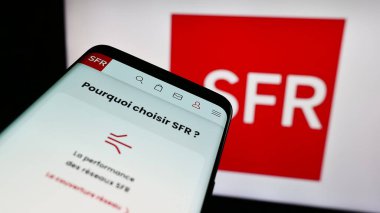 Stuttgart, Almanya - 12-07-2023: Logo önünde Fransız Societe Francaise du Radiotelephone (SFR) şirketinin web sitesi ile cep telefonu. Telefon ekranının sol üst kısmına odaklan.