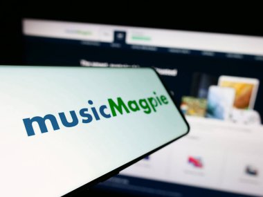 Stuttgart, Almanya - 12-07-2023: İngiliz e-ticaret şirketi MusicMagpie 'nin logosunun yer aldığı cep telefonu. Telefon ekranının soluna odaklan.