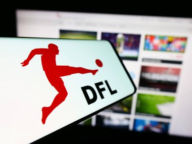 Stuttgart, Almanya - 12-07-2023: Alman futbol şirketi DFL Deutsche Fussball Liga GmbH 'nin logolu akıllı telefon. Telefon ekranının merkez soluna odaklan.