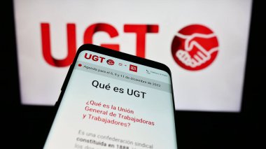 Stuttgart, Almanya - 12-07-2023: Logonun önünde İspanyol General de Trabajadores 'in (UGT) web sitesi bulunan akıllı telefon. Telefon ekranının sol üst kısmına odaklan.