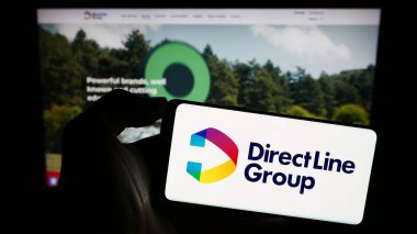 Stuttgart, Almanya - 12-08-2023: İngiliz finans şirketi Direct Line Insurance Group plc 'nin logosunu web sayfasının önünde tutan kişi. Telefon ekranına odaklan.