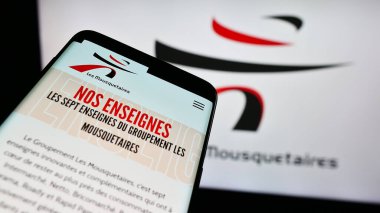 Stuttgart, Almanya - 12-08-2023: Logo önünde Fransız ITM Entreprises S.A. (Les Mousquetaires) web sitesi bulunan cep telefonu. Telefon ekranının sol üst kısmına odaklan.