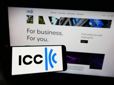 Stuttgart, Almanya - 12-08-2023: İnternet sitesi önünde Uluslararası Ticaret Odası (ICC) örgütünün logosuna sahip kişi. Telefon ekranına odaklan.