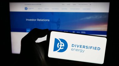 Stuttgart, Almanya - 12-08-2023: İngiliz İşletmeleri Çeşitlendirilmiş Enerji Şirketi plc logosunun bulunduğu cep telefonu web sayfası önünde duruyor. Telefon ekranına odaklan.