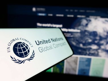Stuttgart, Almanya - 12-09-2023: Web sitesi önünde BM Paktı Global Compact logosu bulunan cep telefonu. Telefon ekranının soluna odaklan.
