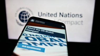 Stuttgart, Almanya - 12-09-2023: BM Paktı Birleşmiş Milletler Global Compact web sitesi ile logo önünde akıllı telefon. Telefon ekranının sol üst kısmına odaklan.