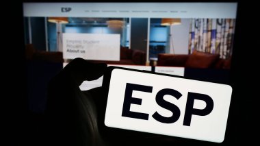 Stuttgart, Almanya - 12-09-2023: İngiliz Empiric Student Property plc (ESP) şirketinin logosunun bulunduğu akıllı telefon sahibi kişi web sitesi önünde. Telefon ekranına odaklan.