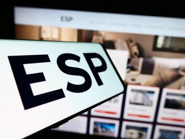 Stuttgart, Almanya - 12-09-2023: İngiliz Empiric Student Property plc (ESP) şirketinin logosuna sahip akıllı telefon. Telefon ekranının merkez soluna odaklan.