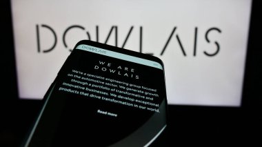 Stuttgart, Almanya - 12-09-2023: İngiliz otomotiv şirketi Dowlais Group plc 'in web sitesine sahip akıllı telefon iş logosu önünde. Telefon ekranının sol üst kısmına odaklan.
