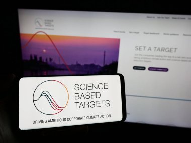 Stuttgart, Almanya - 12-09-2023: İnternet sayfası önünde Bilim Temelli Hedefler Girişimi (SBTi) logosu olan cep telefonu sahibi kişi. Telefon ekranına odaklan.