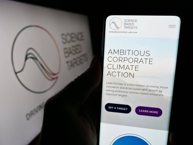 Stuttgart, Almanya - 12-09-2023: Logo önünde Bilim Temelli Hedefler Girişimi (SBTi) web sitesi ile cep telefonu tutan kişi. Telefon ekranının merkezine odaklan.