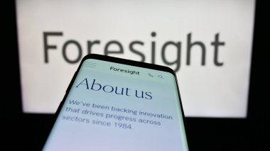 Stuttgart, Almanya - 12-12-2023: İngiliz yatırım şirketi Foresight Group Holding 'in web sitesine sahip akıllı telefon, iş logosu önünde. Telefon ekranının sol üst kısmına odaklan.