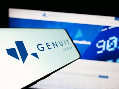 Stuttgart, Almanya - 12-12-2023: İngiliz boru sistemi şirketi Genuit Group plc 'nin logosunun yer aldığı akıllı telefon iş web sitesi önünde. Telefon ekranının merkez soluna odaklan.