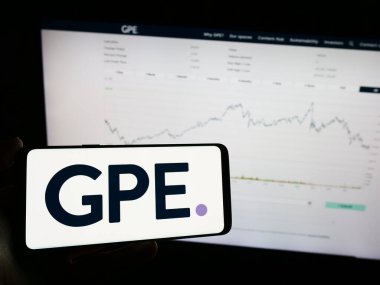 Stuttgart, Almanya - 12-12-2023: İngiliz emlak şirketi Great Portland Estates plc 'in (GPE) logosunu web sayfasının önünde tutan kişi. Telefon ekranına odaklan.