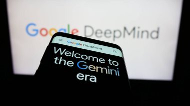 Stuttgart, Almanya - 12-14-2023: İş logosu önünde yapay zeka şirketi Google DeepMind 'ın web sitesine sahip akıllı telefon. Telefon ekranının sol üst kısmına odaklan.