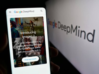 Stuttgart, Almanya - 12-14-2023: Logonun önünde yapay zeka şirketi Google DeepMind 'ın web sayfası bulunan cep telefonu sahibi kişi. Telefon ekranının merkezine odaklan.