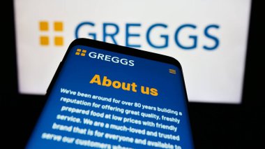 Stuttgart, Almanya - 12-14-2023: İngiliz fırın zinciri Greggs plc 'in web sitesinin bulunduğu cep telefonu. Telefon ekranının sol üst kısmına odaklan.