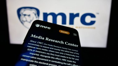 Stuttgart, Almanya - 12-14-2023: Logo önünde izleme örgütü Media Research Center (MRC) web sitesi bulunan cep telefonu. Telefon ekranının sol üst kısmına odaklan.
