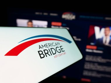 Stuttgart, Almanya - 12-14-2023: İnternet sitesinin önünde liberal Süper PAC American Bridge 21. Telefon ekranının merkez soluna odaklan.