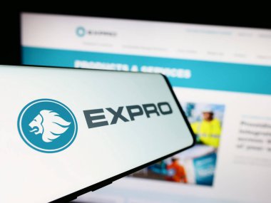 Stuttgart, Almanya - 12-14-2023: Amerikan petrol ve doğalgaz şirketi Expro Group 'un logosunun yer aldığı cep telefonu. Telefon ekranının merkez soluna odaklan.