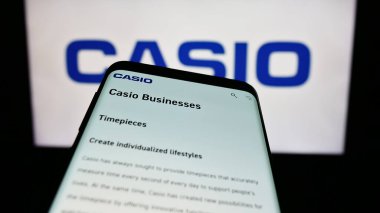 Stuttgart, Almanya - 12-14-2023: Japon elektronik şirketi Casio Computer Co. Ltd. nin internet sayfası ile cep telefonu. Telefon ekranının sol üst kısmına odaklan.