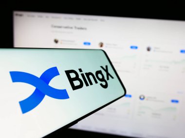 Stuttgart, Almanya - 12-14-2023: Ticari web sitesi önünde şifreli döviz şirketi BingX logosu olan cep telefonu. Telefon ekranının merkezine odaklan.