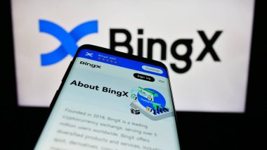 Stuttgart, Almanya - 12-14-2023: Şifreleme döviz şirketi BingX 'in web sitesine sahip akıllı telefon iş logosu önünde. Telefon ekranının sol üst kısmına odaklan.