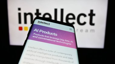 Stuttgart, Almanya - 12-15-2023: Hintli finans şirketi Entelektüel Tasarım Ltd. 'nin web siteli akıllı telefon. Telefon ekranının sol üst kısmına odaklan.