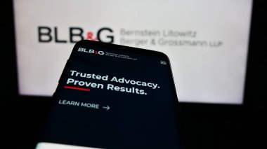 Stuttgart, Almanya - 12-15-2023: Logo önünde ABD 'li hukuk firması Bernstein Litowitz Berger ve Grossmann' ın (BLBG) web sitesi bulunan cep telefonu. Telefon ekranının sol üst kısmına odaklan.