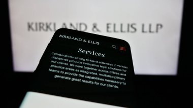 Stuttgart, Almanya - 12-15-2023: İş logosu önünde ABD 'li hukuk firması Kirkland ve Ellis LLLP' nin web siteli akıllı telefon. Telefon ekranının sol üst kısmına odaklan.