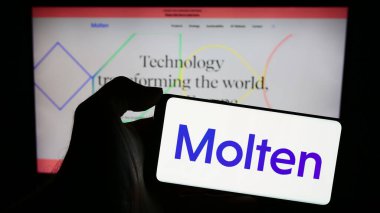 Stuttgart, Almanya - 12-15-2023: İngiliz yatırım şirketi Molten Ventures plc 'in logosuyla cep telefonu sahibi kişi iş sayfasının önünde. Telefon ekranına odaklan.