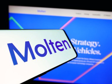 Stuttgart, Almanya - 12-15-2023: İngiliz yatırım şirketi Molten Ventures plc 'in logosunun yer aldığı akıllı telefon. Telefon ekranının merkez soluna odaklan.